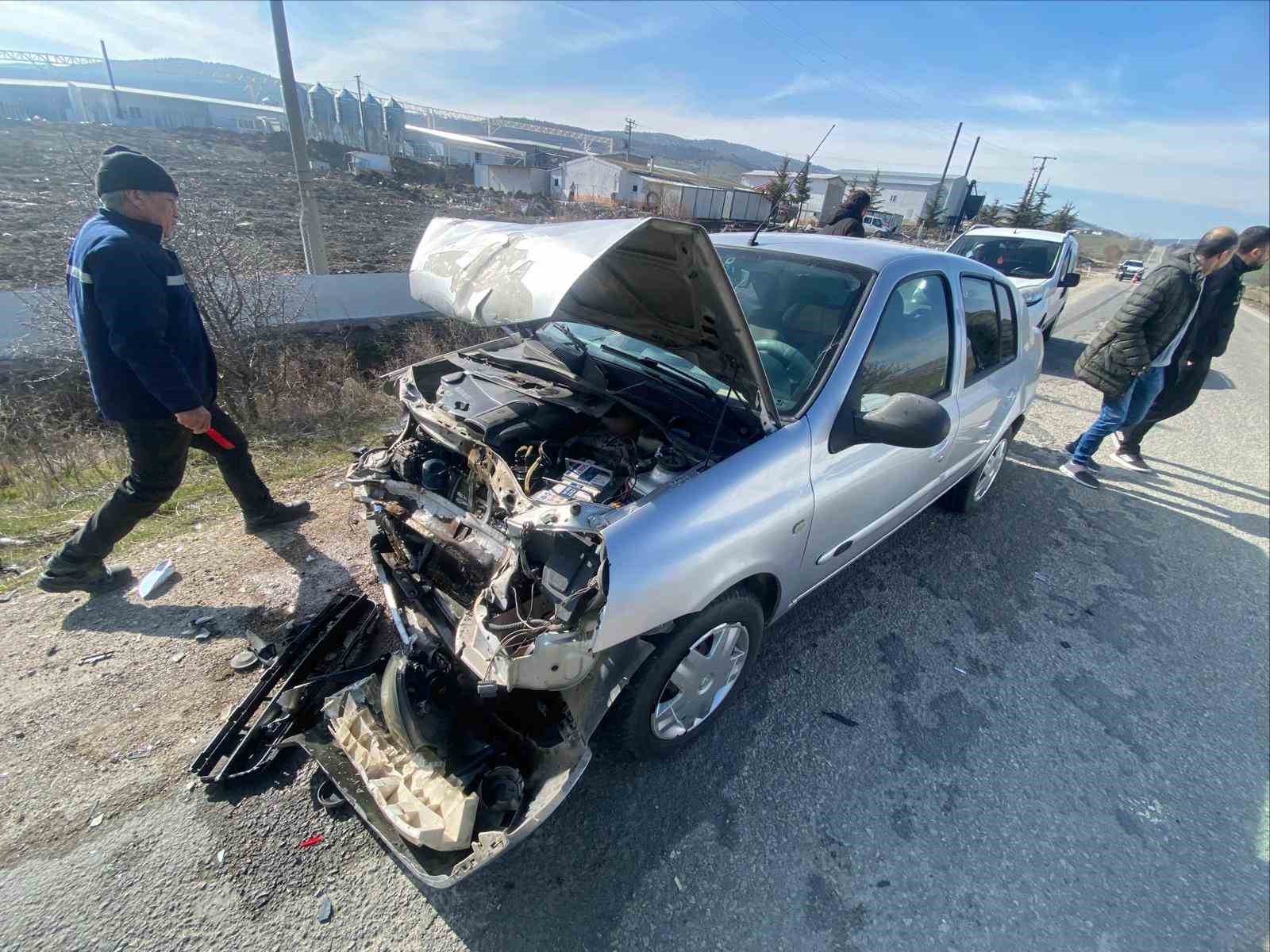 Yol üzerindeki kalas parçası kazaya sebep oldu, 2 yaralı
