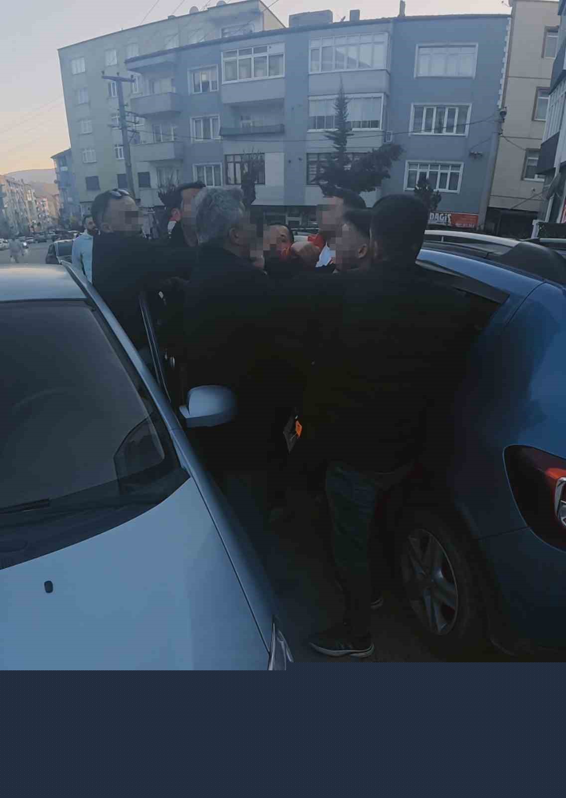 Yol verme kavgasında bıçak çeken adamı vatandaşlar engelledi
