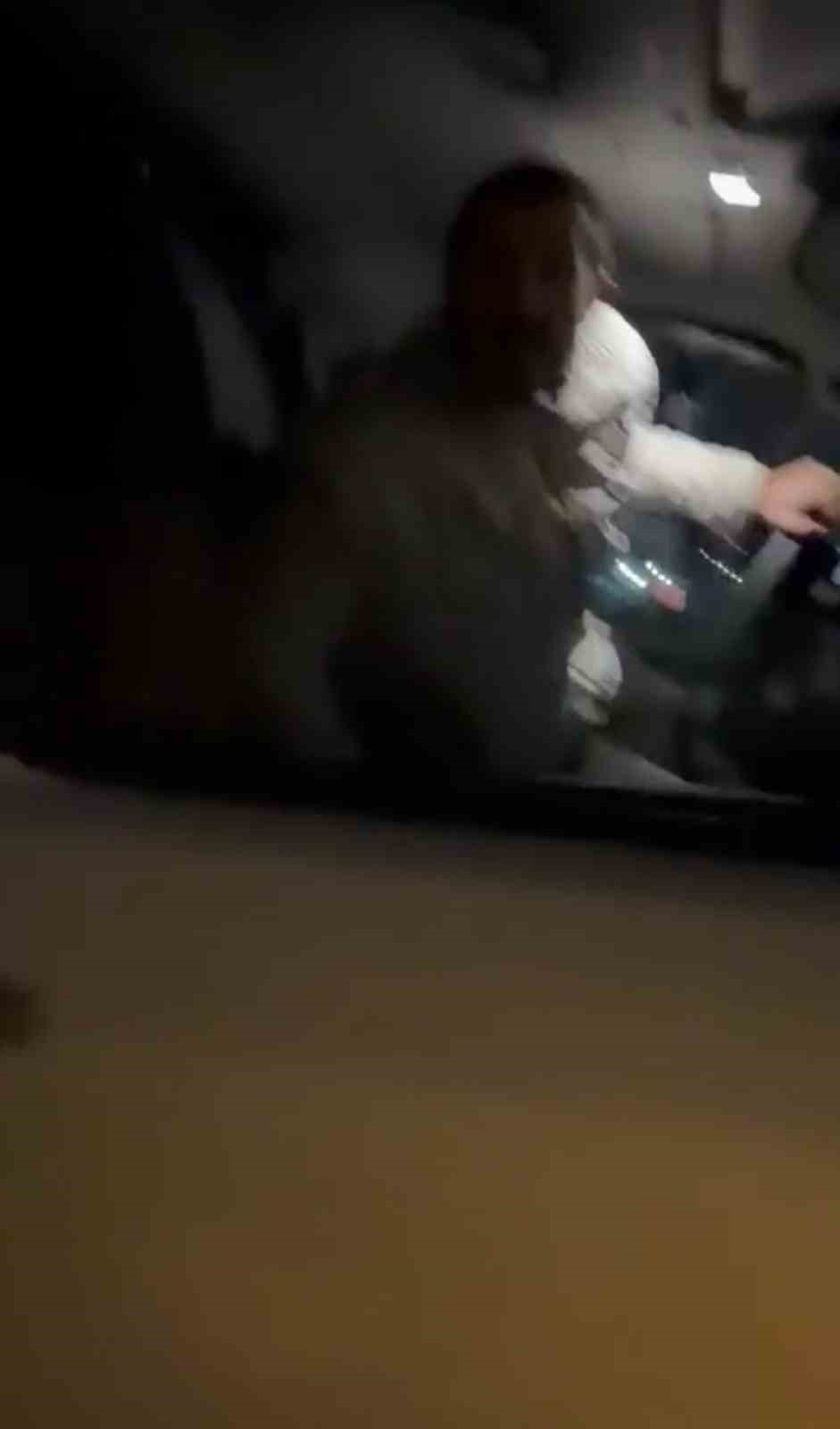 Yol verme tartışmasında 2 kişiyi bıçakla yaralayan şahıs yakalandı
