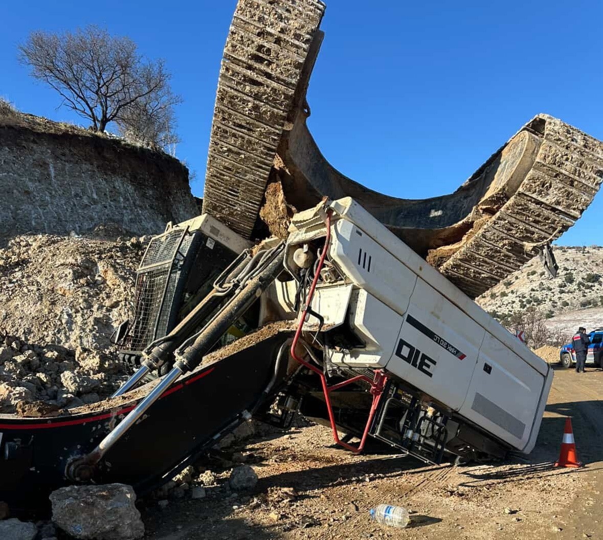 Yol yapım çalışmasında iş makinesi devrildi
