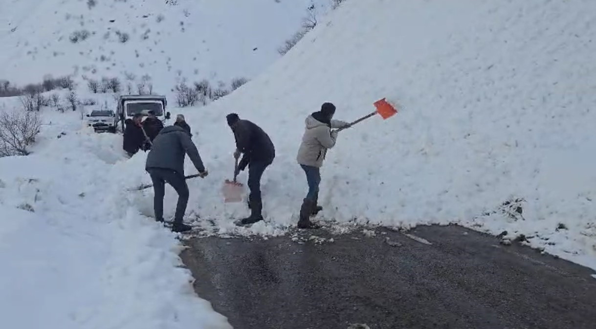 Yola düşen çığı vatandaşlar küreklerle kaldırdı
