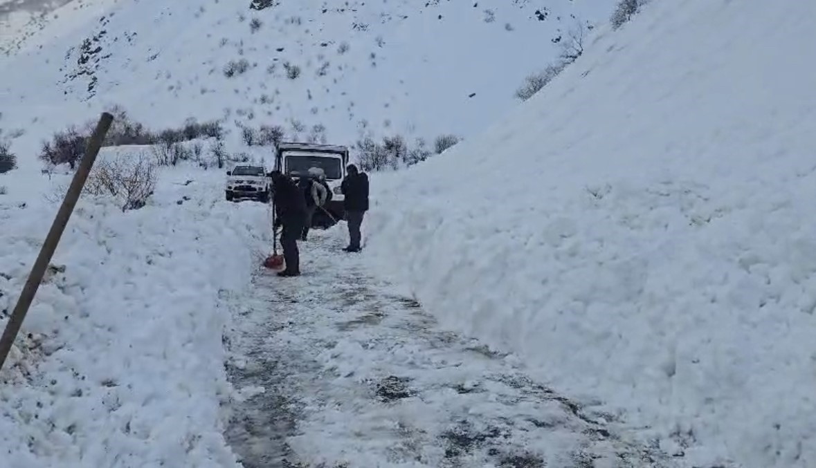 Yola düşen çığı vatandaşlar küreklerle kaldırdı
