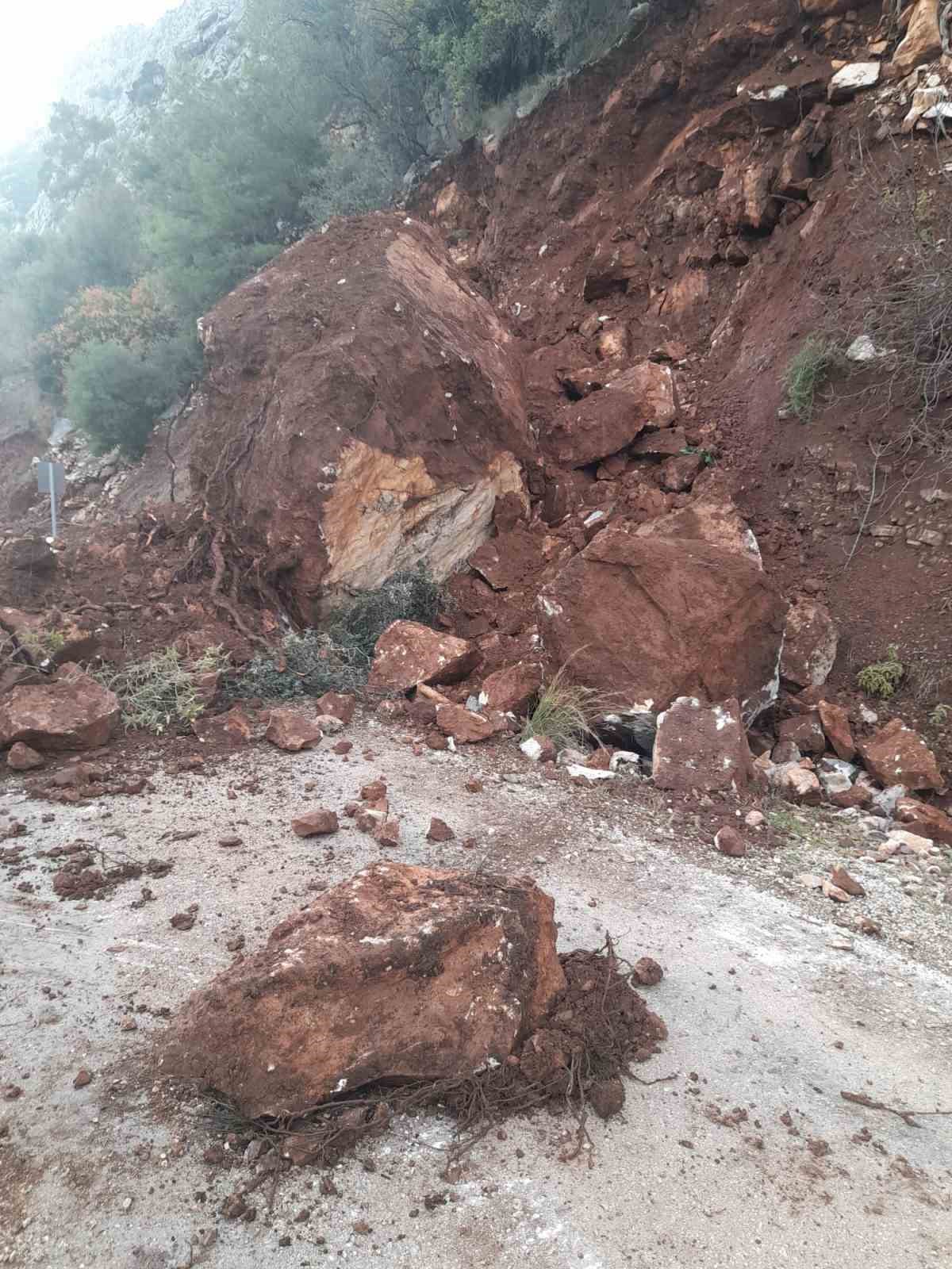 Yola düşen kayaları iple araca bağlayıp çektiler
