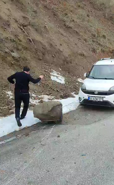Yola düşen kayayı otomobilleriyle çektiler
