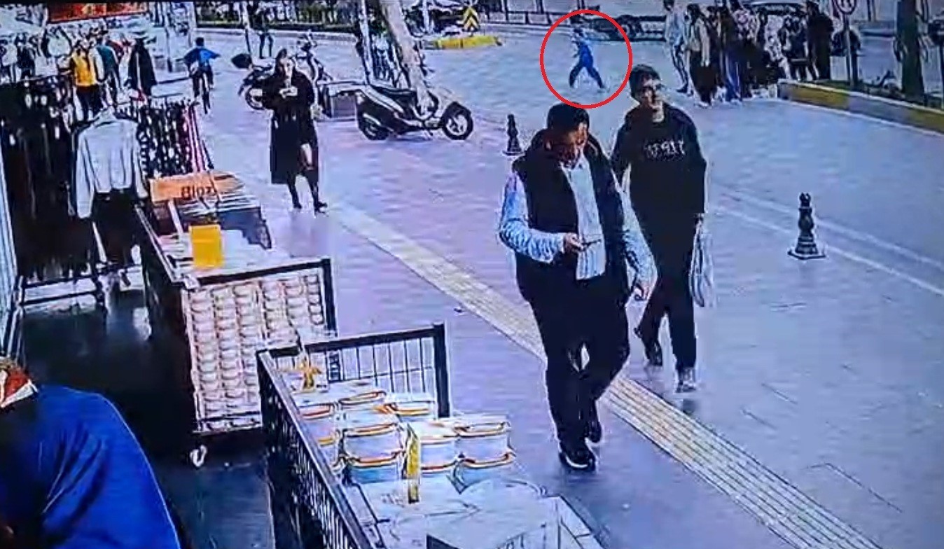 Yola fırlayan 7 yaşındaki çocuğa motosikletle çarptılar, arkalarına baka baka yollarına devam ettiler
