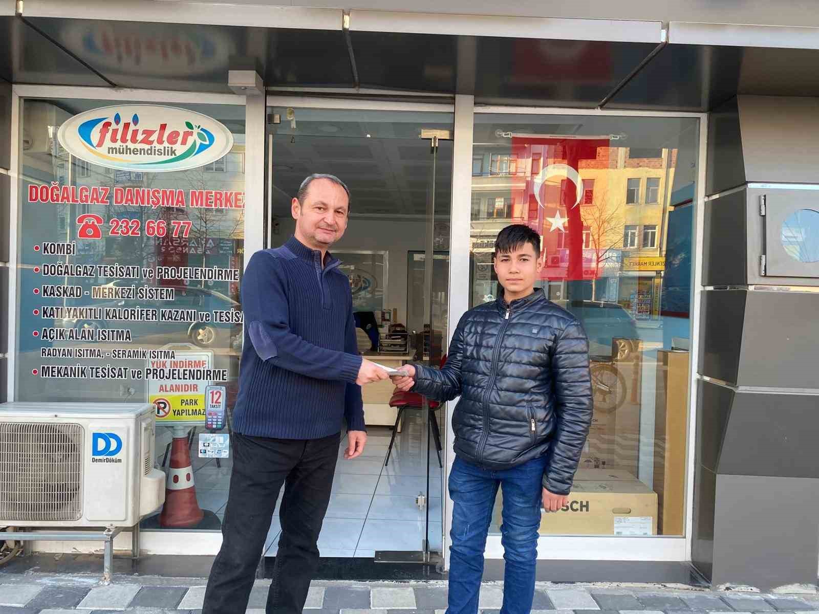 Yola savrulan parasını toplayan esnafı yapılan haberlerde görüp parasını teslim aldı
