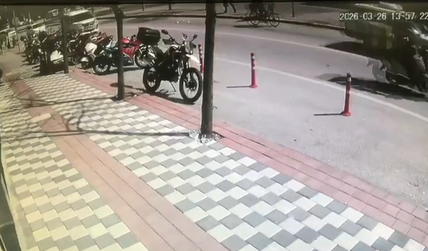 Yola savrulan parasını toplayan esnafı yapılan haberlerde görüp parasını teslim aldı
