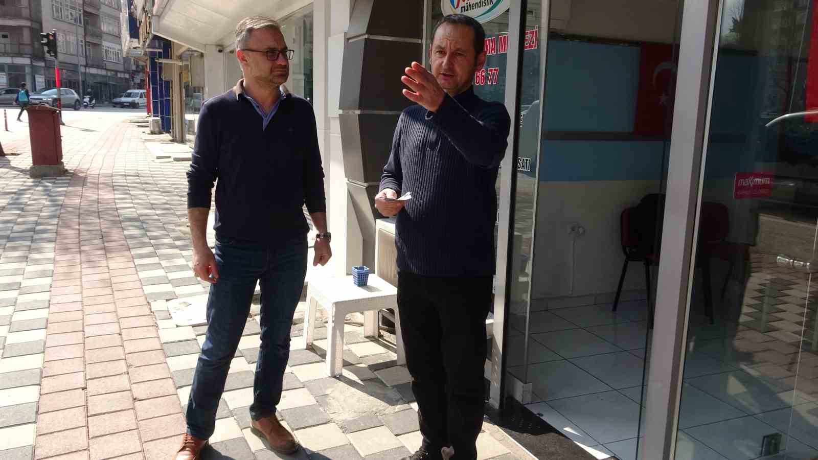 Yola savrulan parasını toplayan esnafı yapılan haberlerde görüp parasını teslim aldı
