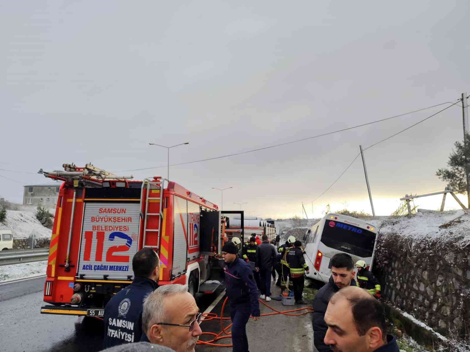 Yolcu midibüsü kazazede aileye çarptı: 1 ölü, 3 yaralı
