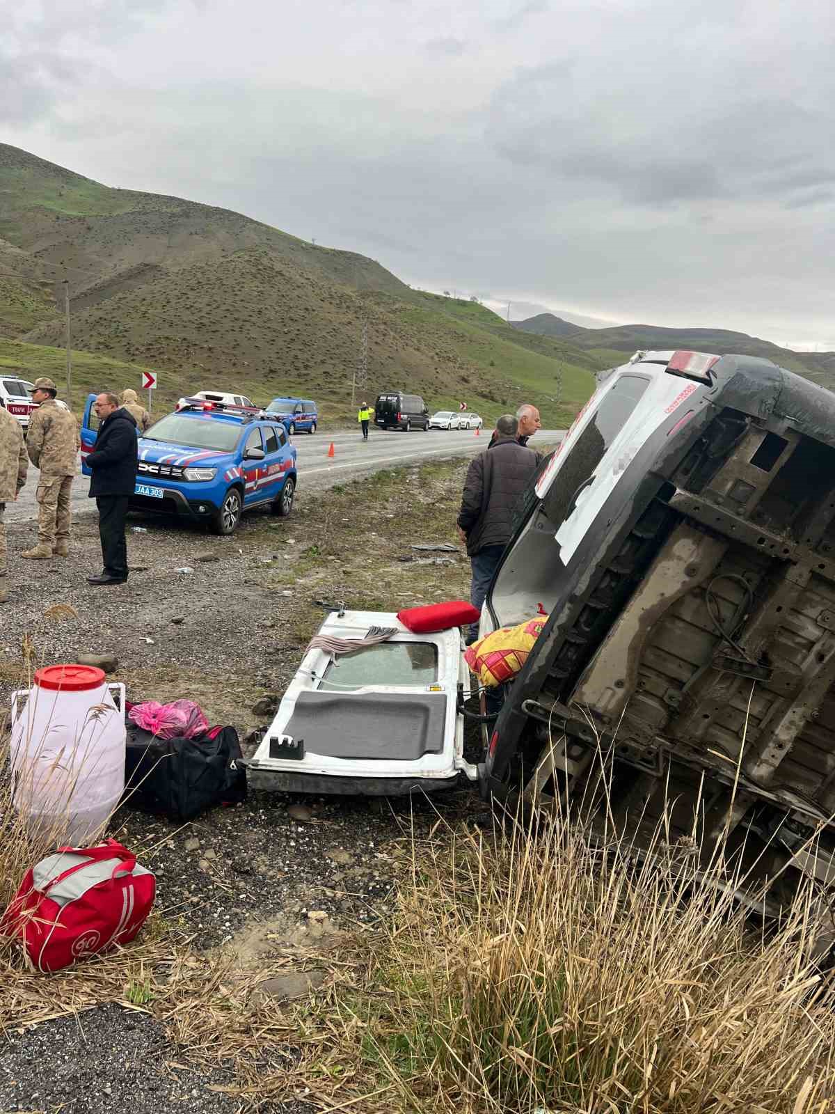 Yolcu minibüsü dere yatağına yuvarlandı: 16 yaralı
