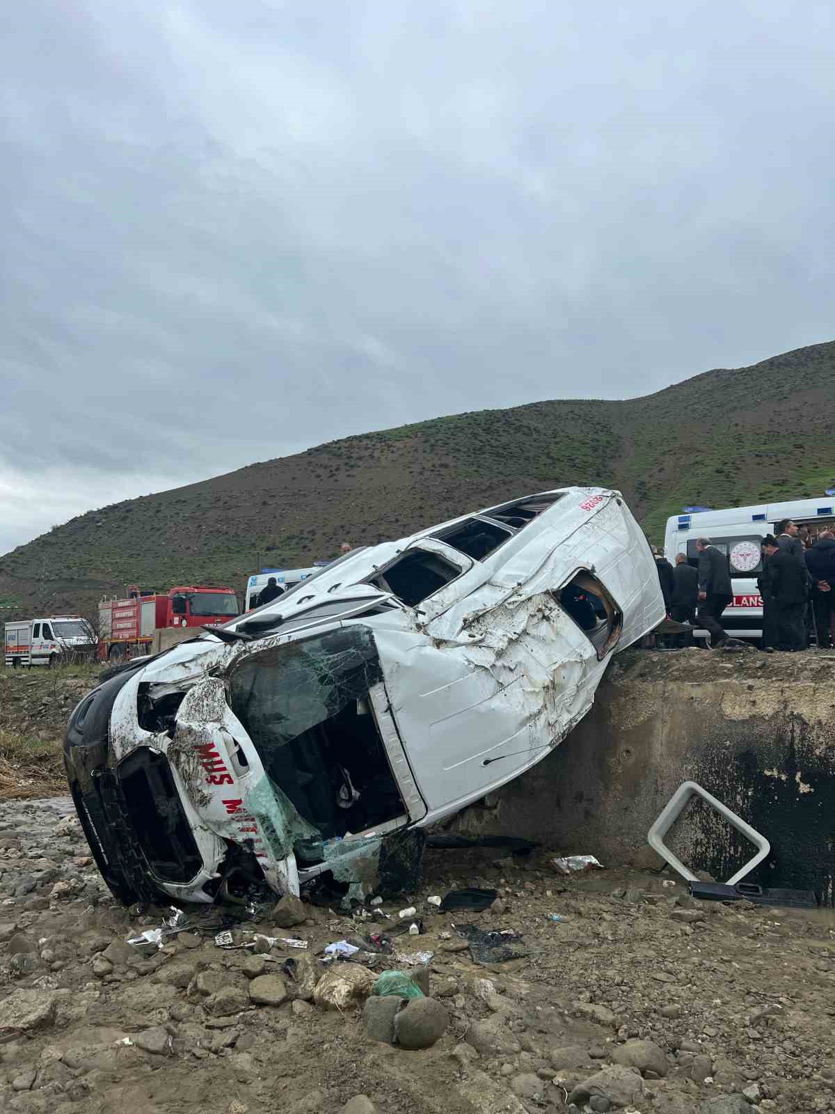 Yolcu minibüsü dere yatağına yuvarlandı: 16 yaralı
