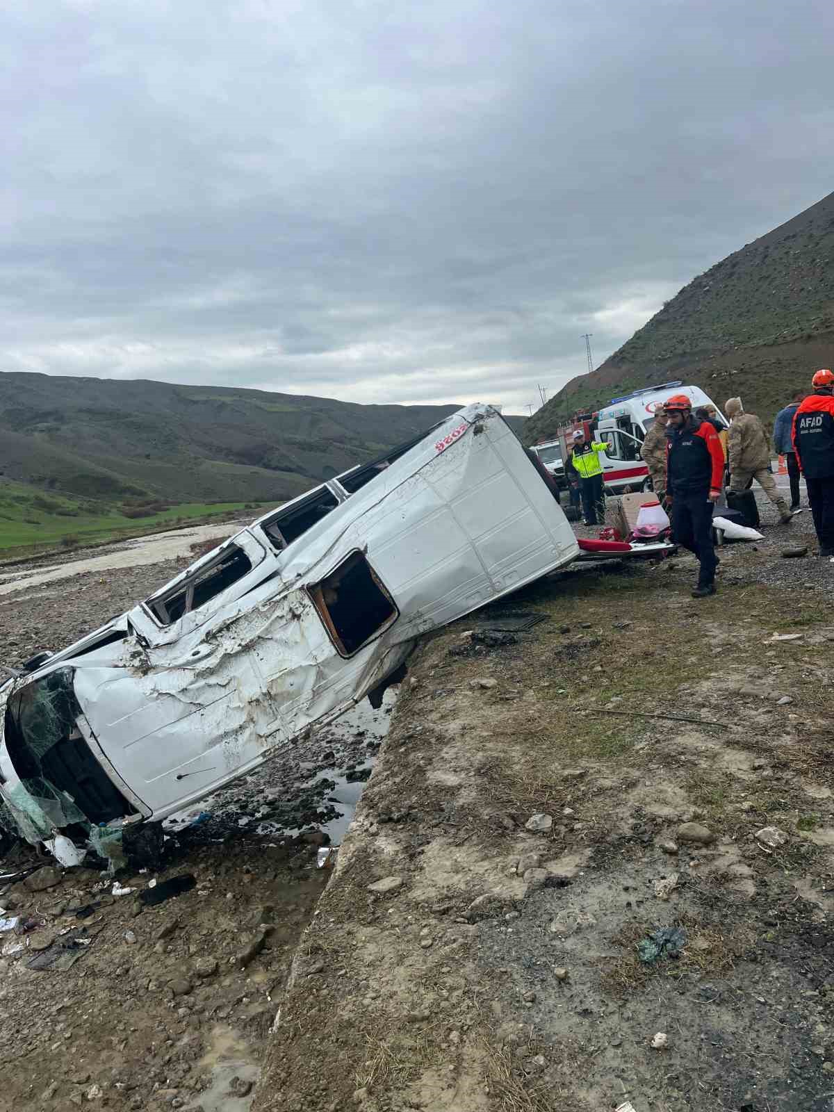 Yolcu minibüsü dere yatağına yuvarlandı: 16 yaralı
