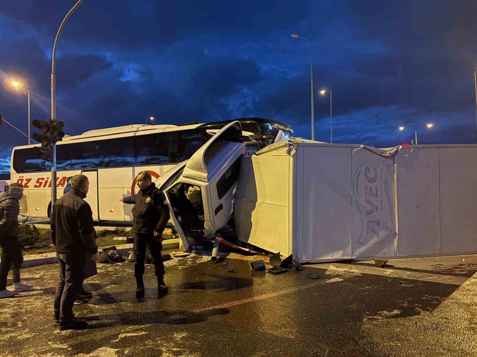 Yolcu otobüsü ile kamyonet çarpıştı: 5 yaralı
