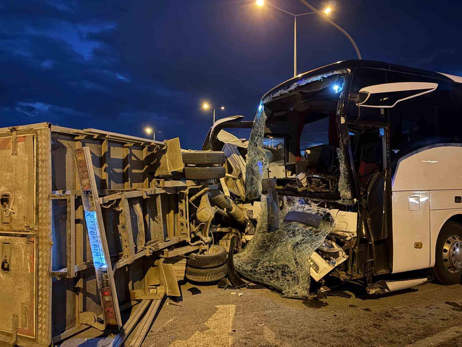 Yolcu otobüsü ile kamyonet çarpıştı: 5 yaralı
