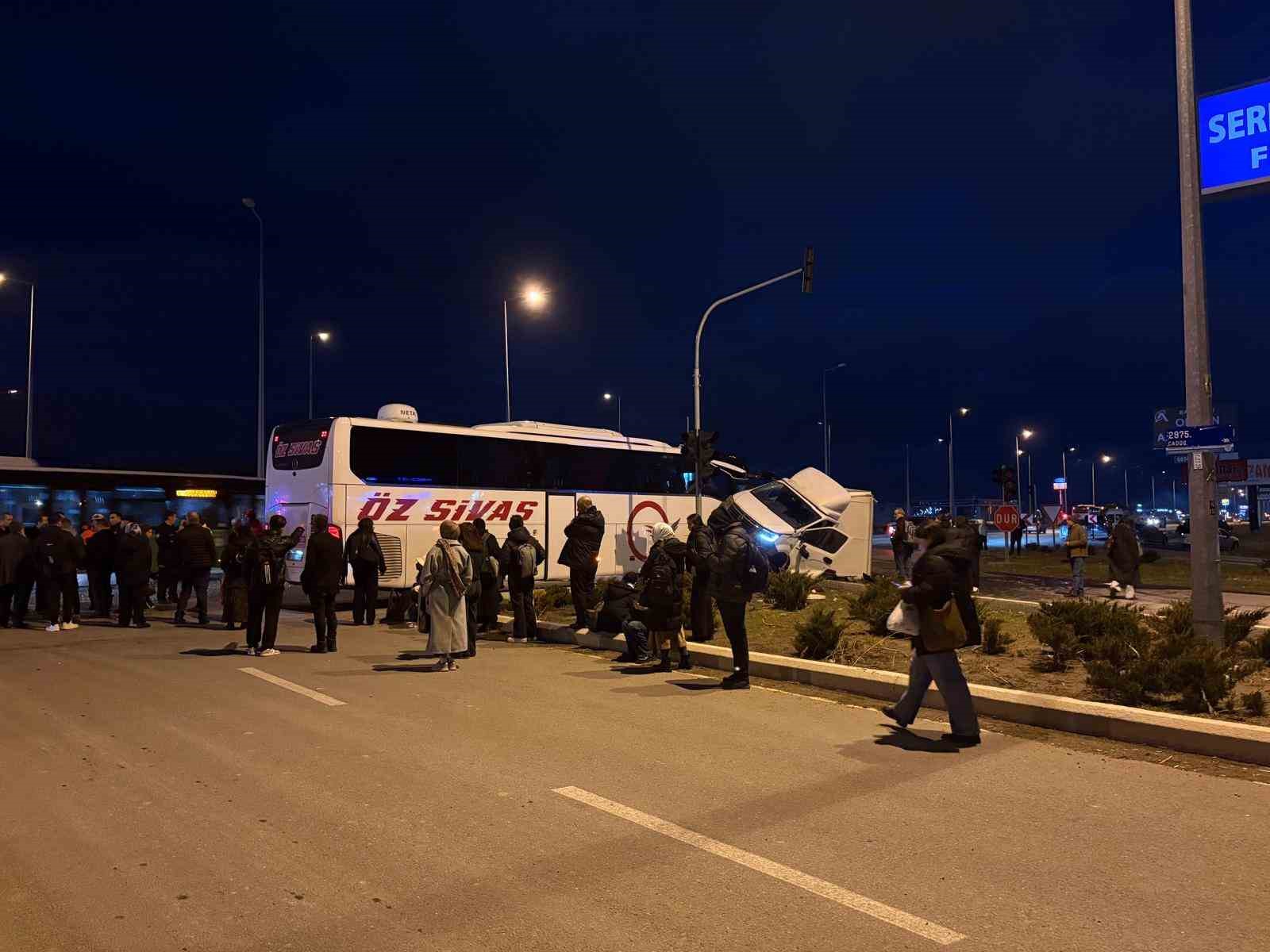 Yolcu otobüsü ile kamyonet çarpıştı: 5 yaralı
