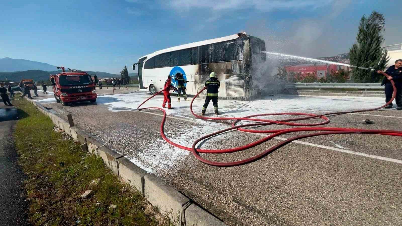 Yolcu otobüsü yandı, bagajdaki 3 tavuk telef oldu

