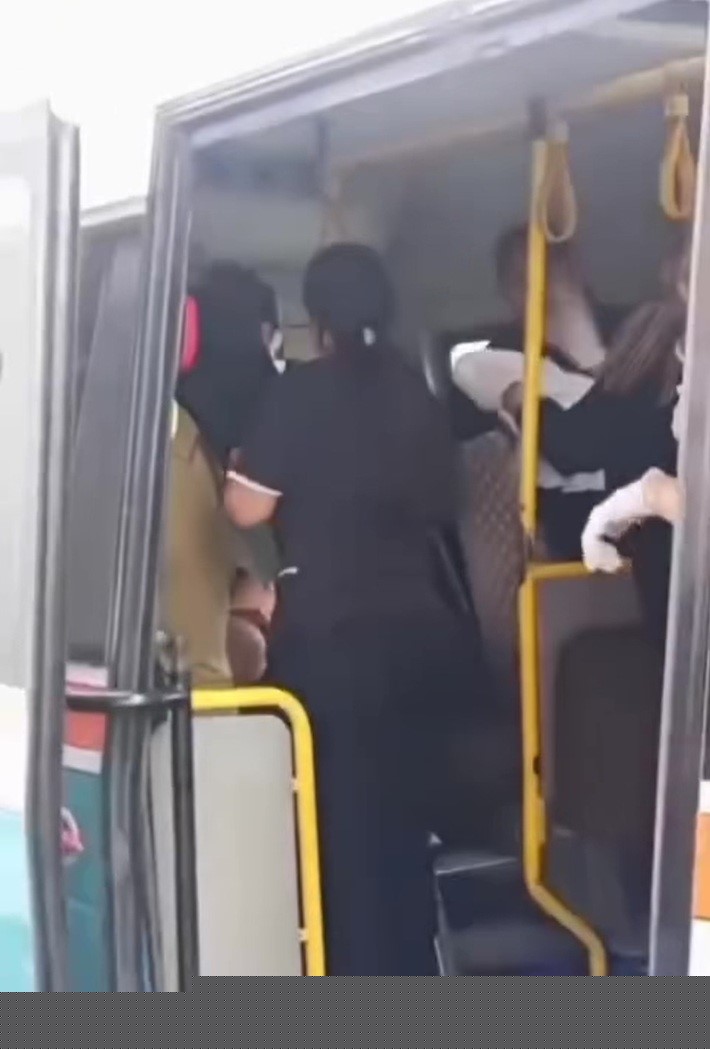 Yolculuk sırasında sancılanan kadın dolmuşta doğum yaptı
