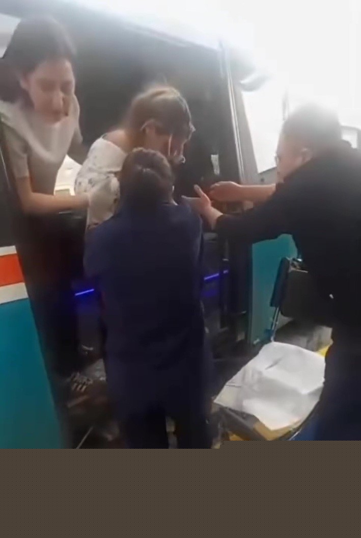 Yolculuk sırasında sancılanan kadın dolmuşta doğum yaptı
