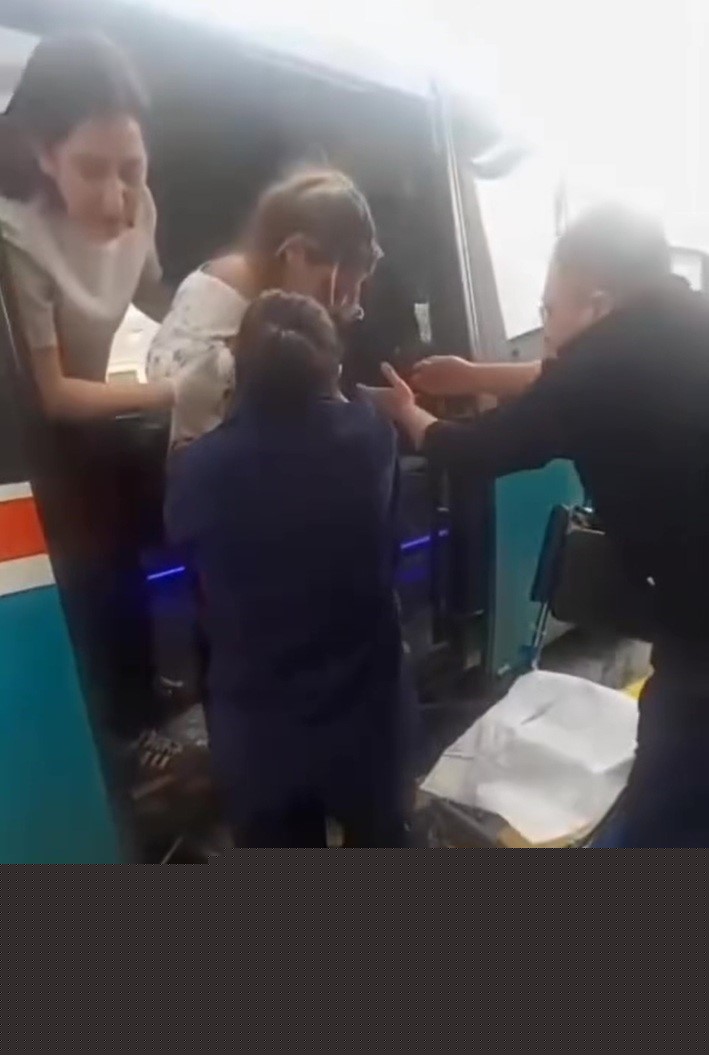 Yolculuk sırasında sancılanan kadın dolmuşta doğum yaptı
