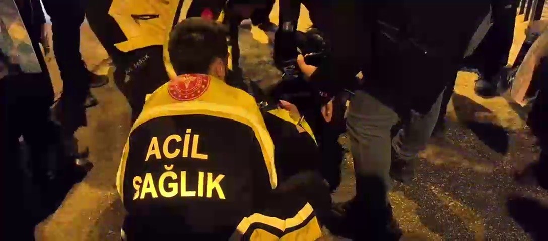 Yolda baygın bulunan kadın hastaneye kaldırıldı
