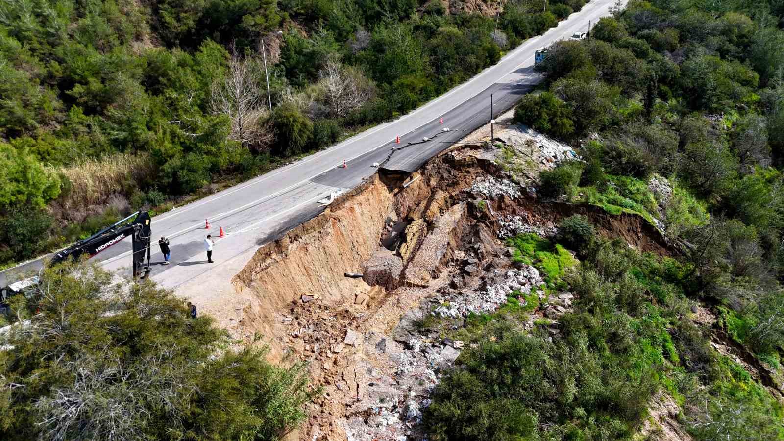 Yolda heyelan: Yarısı çöktü, içme suyu hattı zarar gördü
