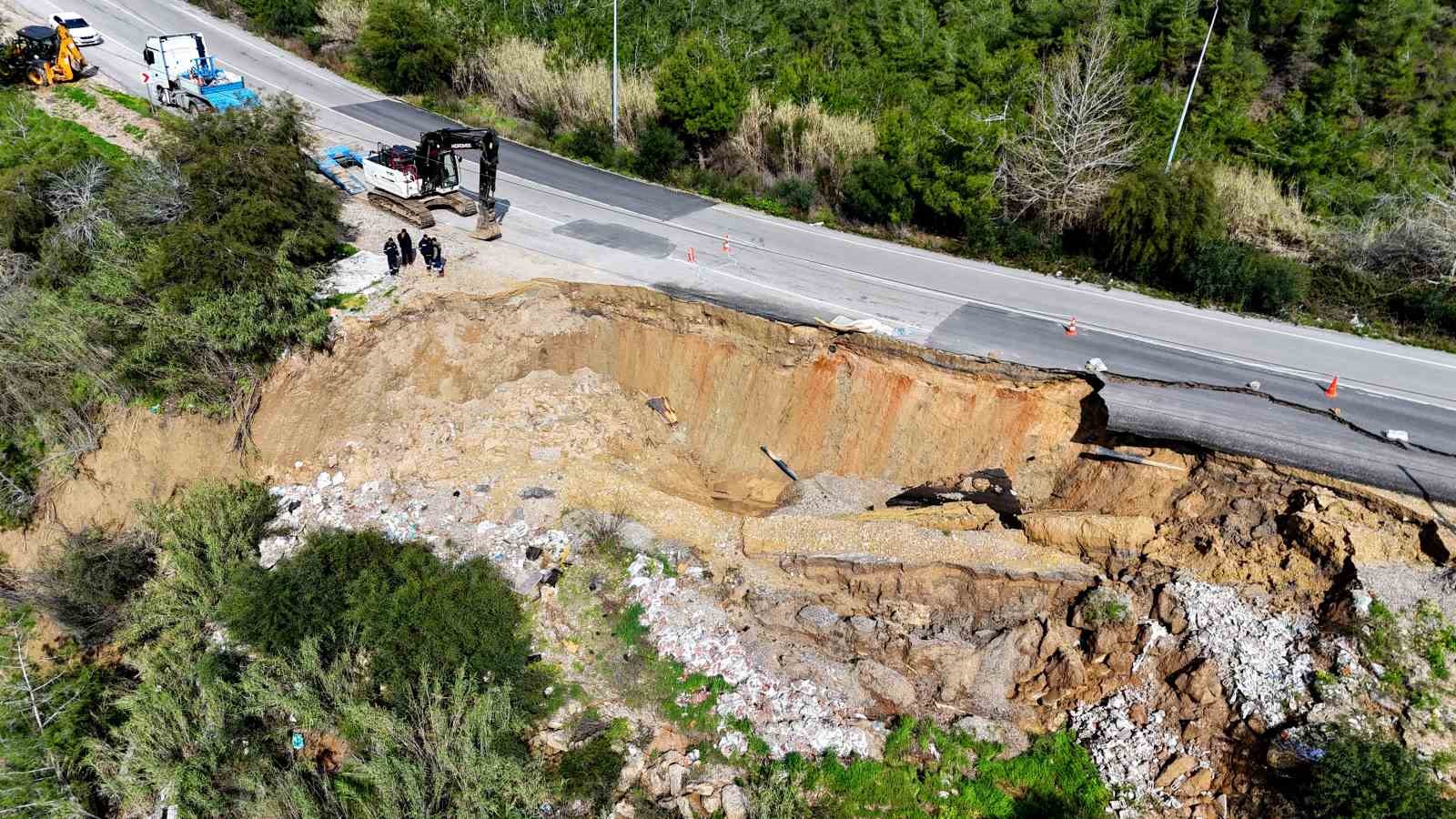 Yolda heyelan: Yarısı çöktü, içme suyu hattı zarar gördü
