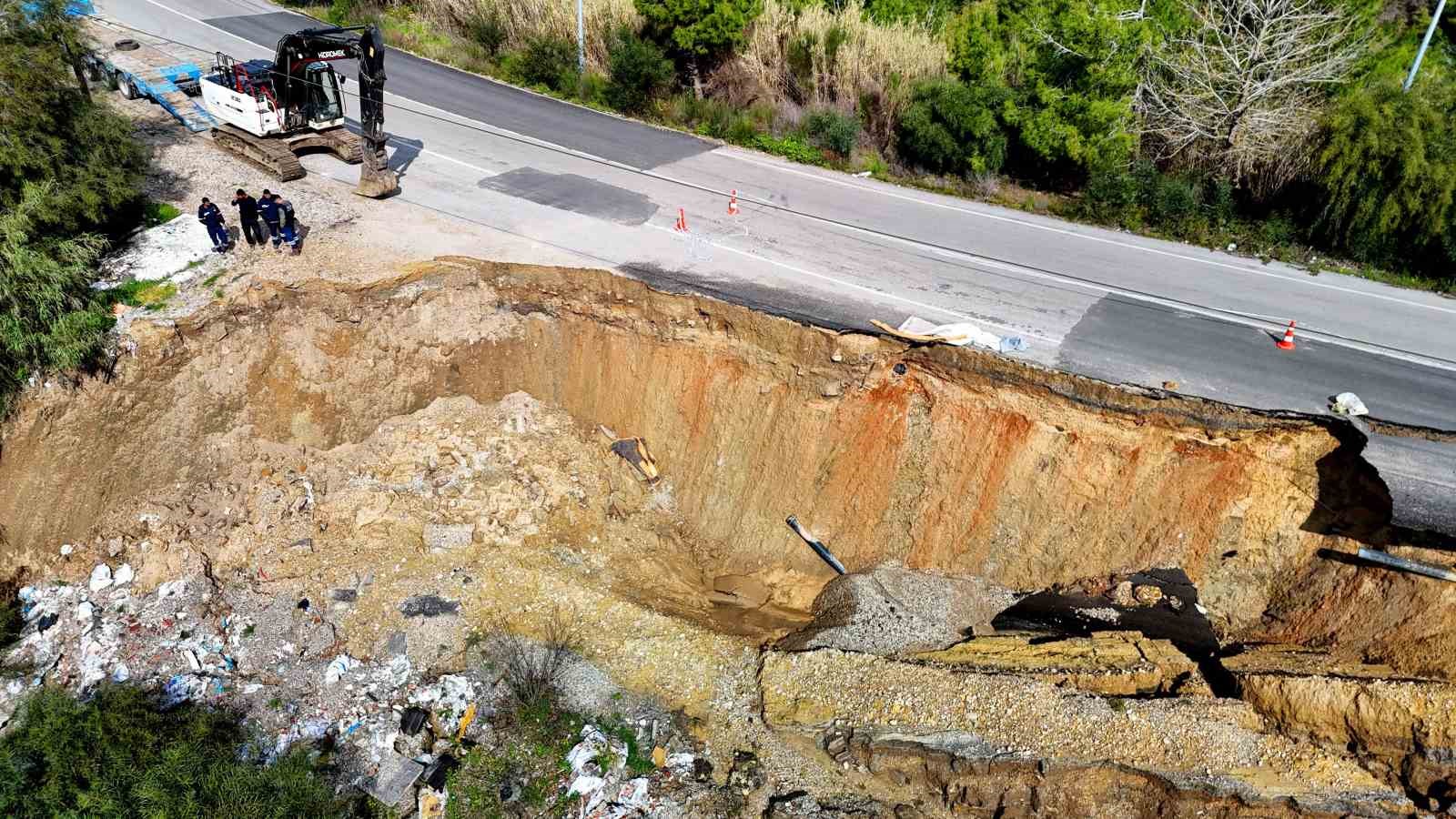 Yolda heyelan: Yarısı çöktü, içme suyu hattı zarar gördü
