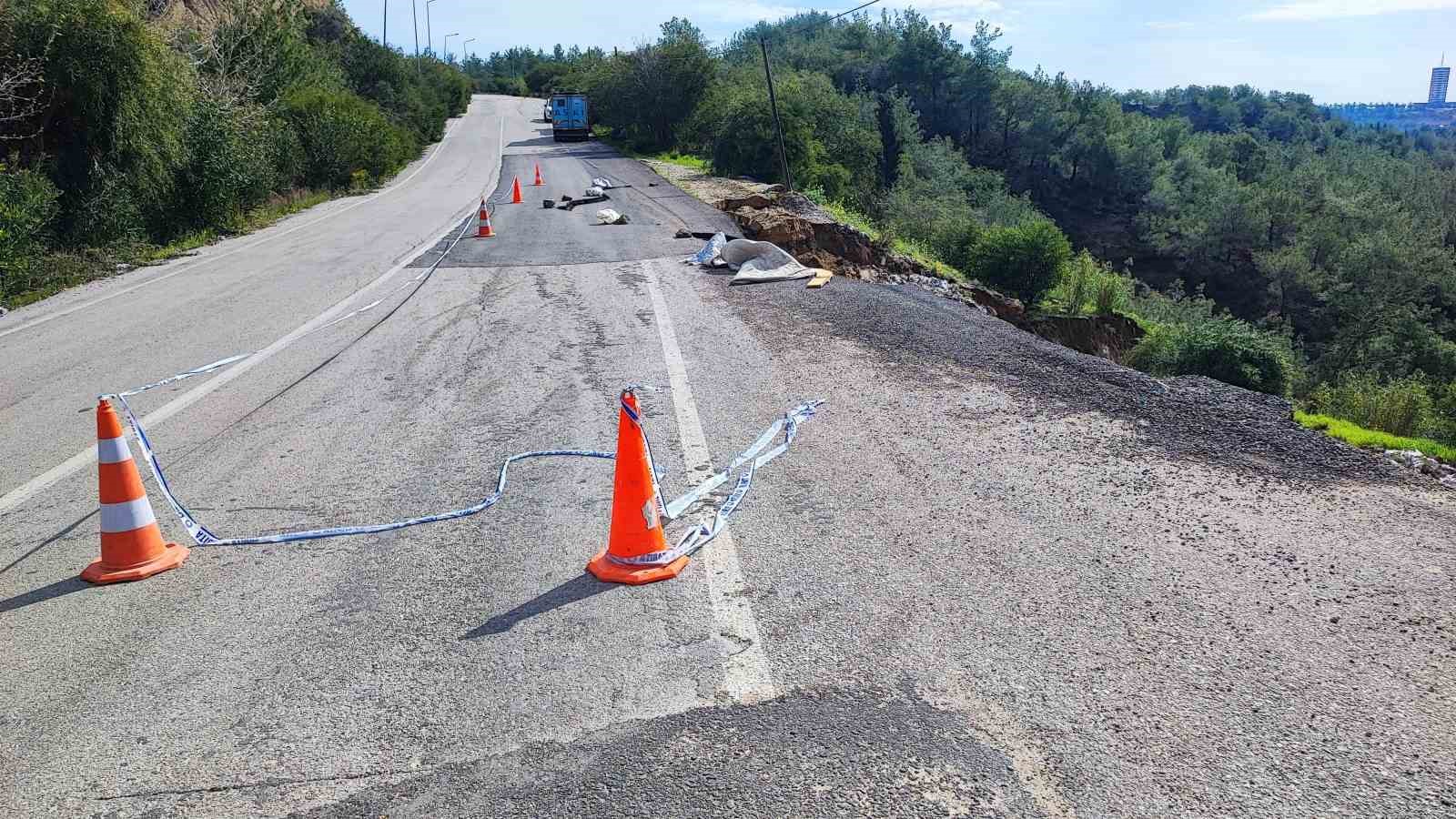 Yolda heyelan: Yarısı çöktü, içme suyu hattı zarar gördü
