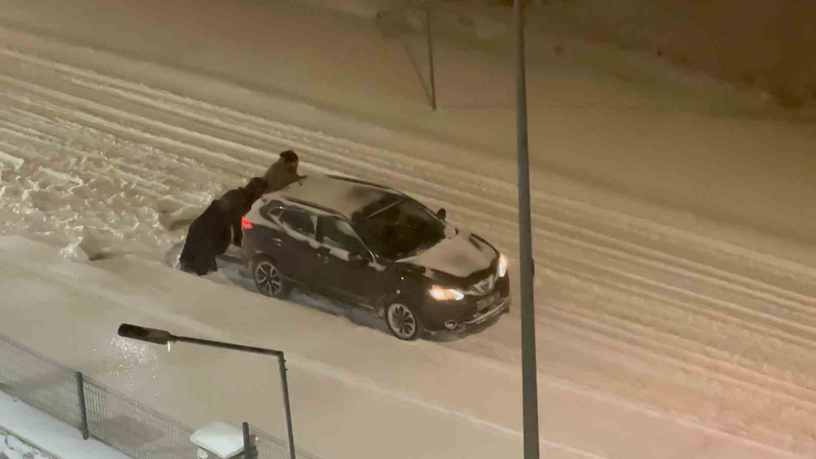 Yolda kalan araçları el birliğiyle çıkardılar
