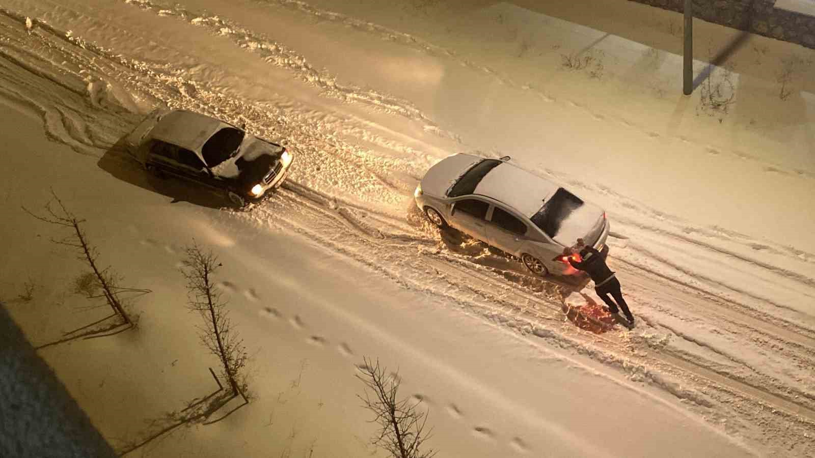 Yolda kalan araçları el birliğiyle çıkardılar
