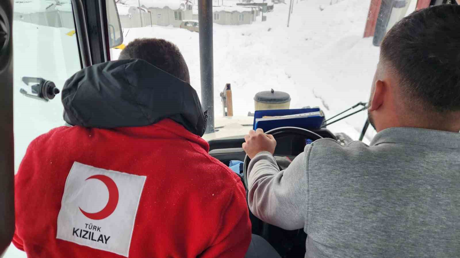 Yolda kalan Kızılay ekibi hasta yatağını kepçeyle ulaştırdı
