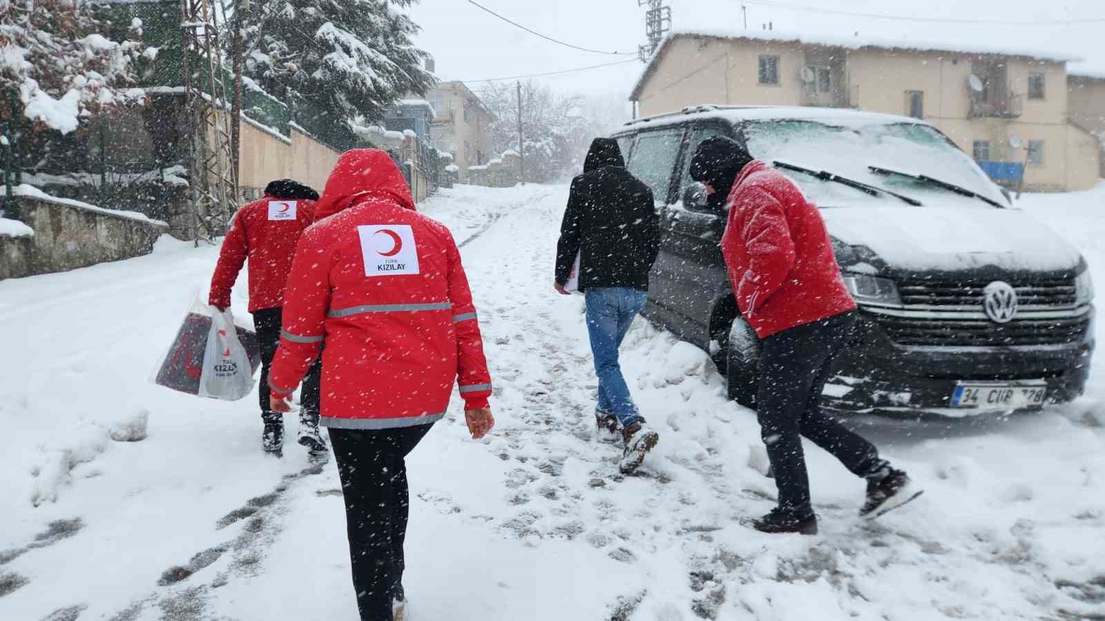Yolda kalan Kızılay ekibi hasta yatağını kepçeyle ulaştırdı
