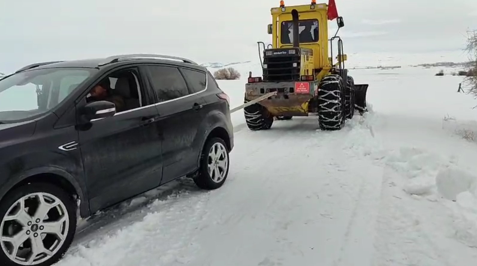 Yolda kalan sürücülerin imdadına karla mücadele ekipleri yetişti
