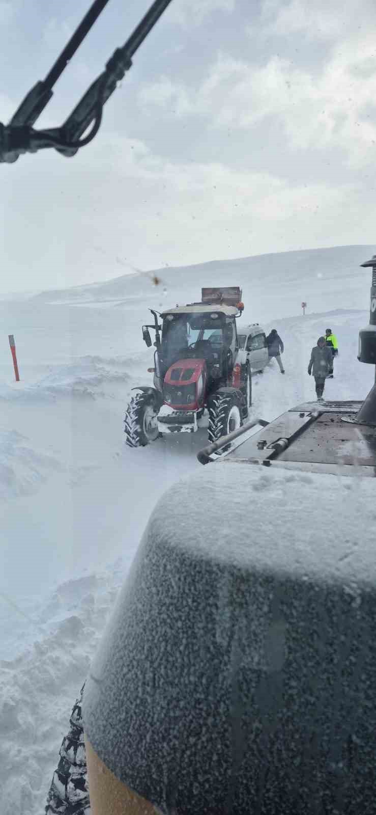 Yolda kalan sürücülerin imdadına karla mücadele ekipleri yetişti
