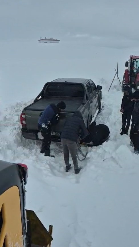 Yolda kalan sürücülerin imdadına karla mücadele ekipleri yetişti
