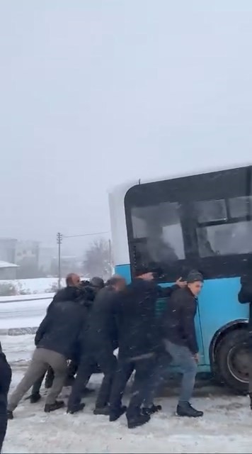 Yolda kalan yolcu otobüsünün yardımına vatandaşlar yetişti
