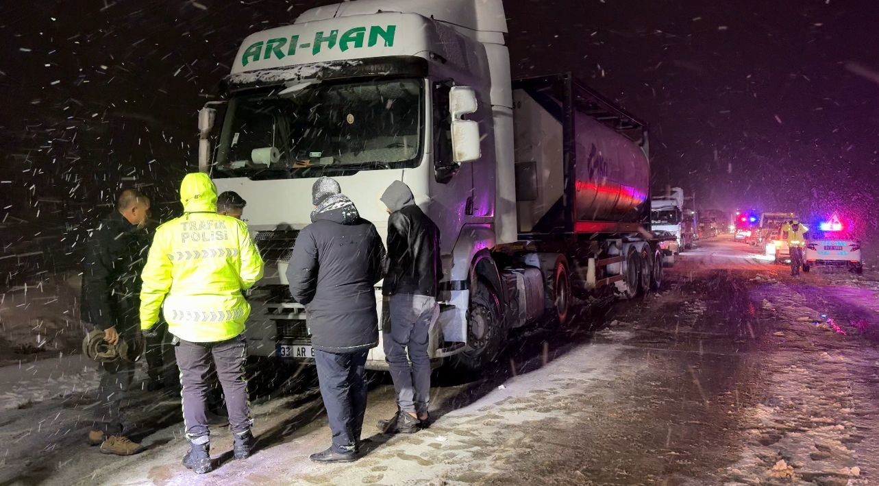 Yolda kalanların yardımına polis ve jandarma yetişti
