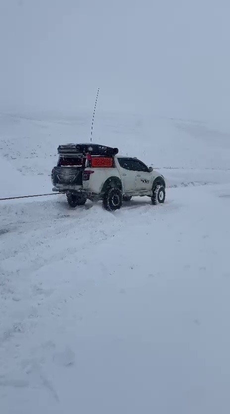 Yolda mahsur kalan sürücünün yardımına Off-Road ekibi yetişti
