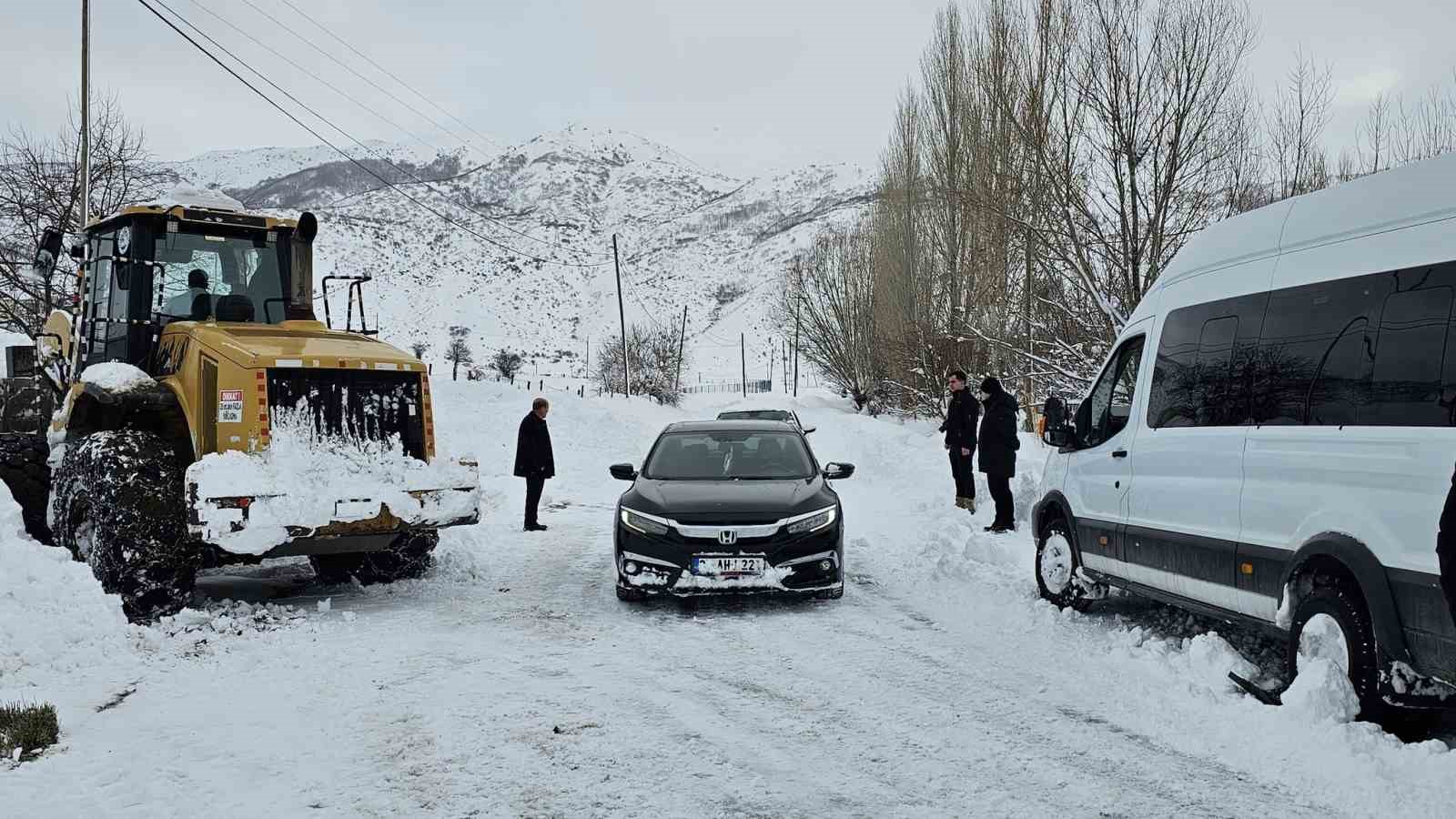 Yolda mahsur kalanların imdadına Kaymakam yetişti
