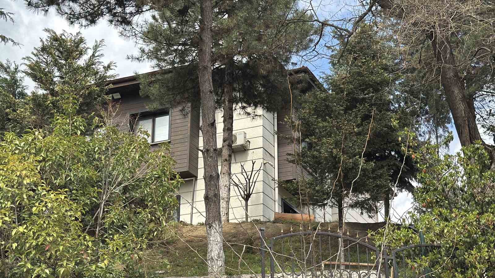 Yolda oluşan çatlaklar valilik konutunu geçici olarak boşalttırıyor
