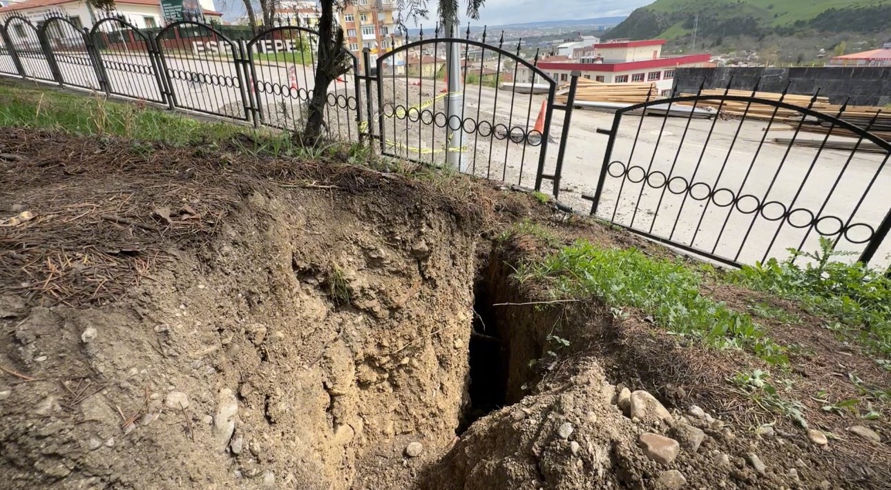 Yolda oluşan çatlaklar valilik konutunu geçici olarak boşalttırıyor
