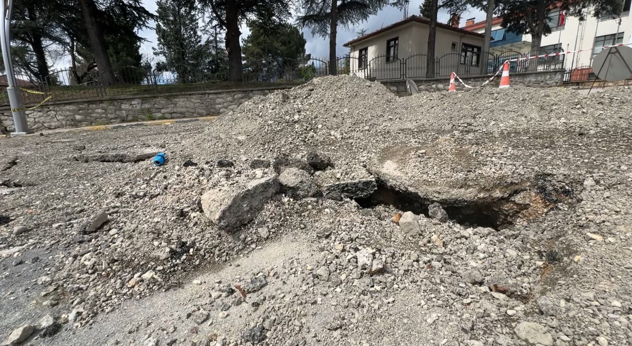 Yolda oluşan çatlaklar valilik konutunu geçici olarak boşalttırıyor
