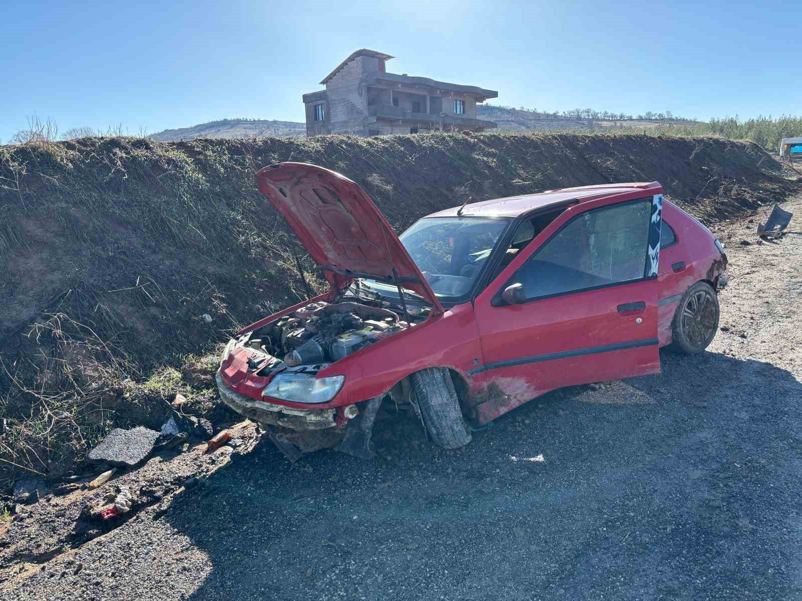 Yolda oluşan çukur kazaya neden oldu: 2 yaralı
