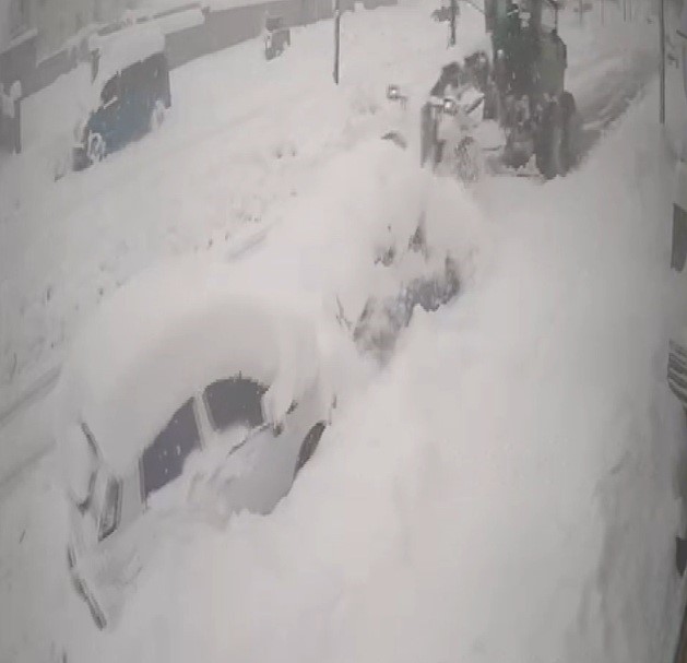 Yoldaki karı temizleyen iş makinası kardan kaybolan otomobile çarptı
