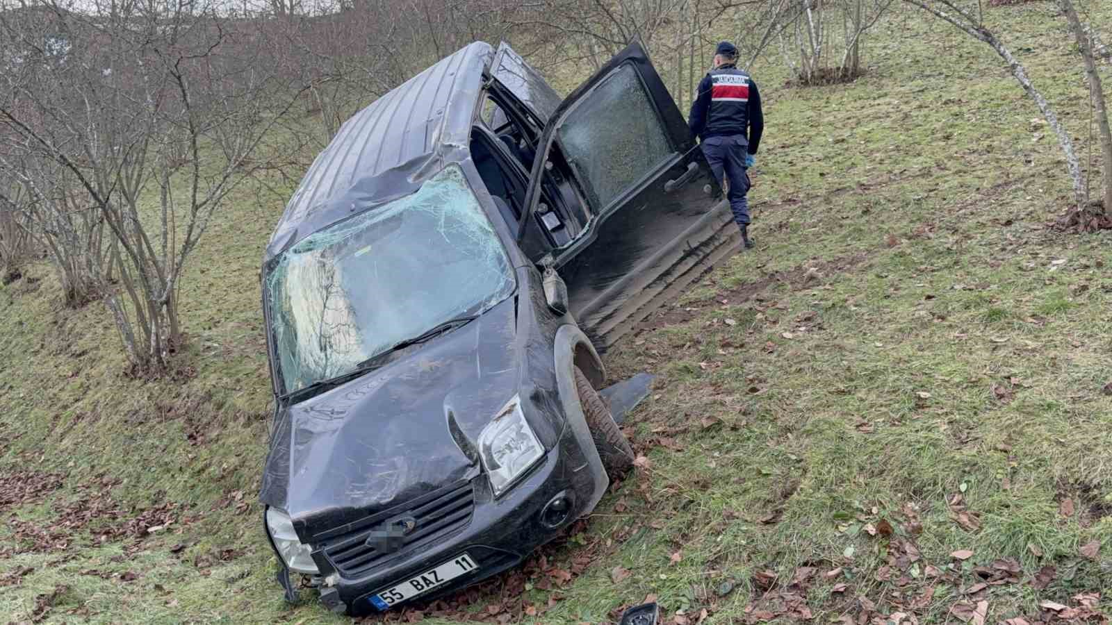 Yoldan çıkan araç 60 metrelik uçuruma yuvarlandı: 1 ölü, 2 yaralı
