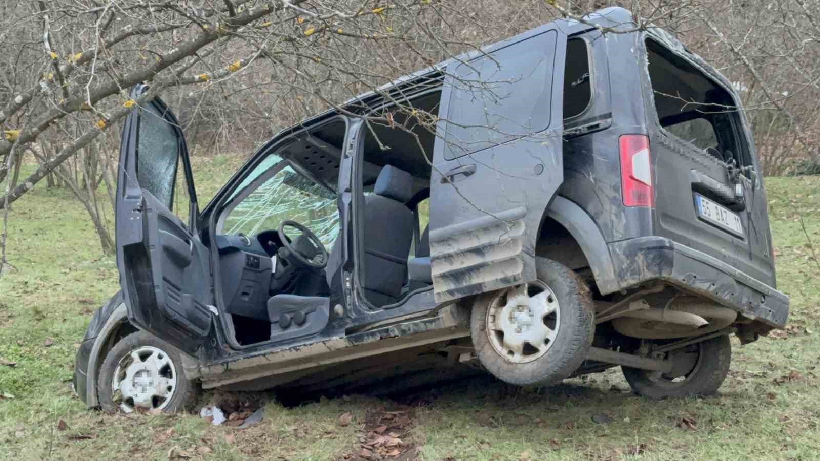 Yoldan çıkan araç 60 metrelik uçuruma yuvarlandı: 1 ölü, 2 yaralı
