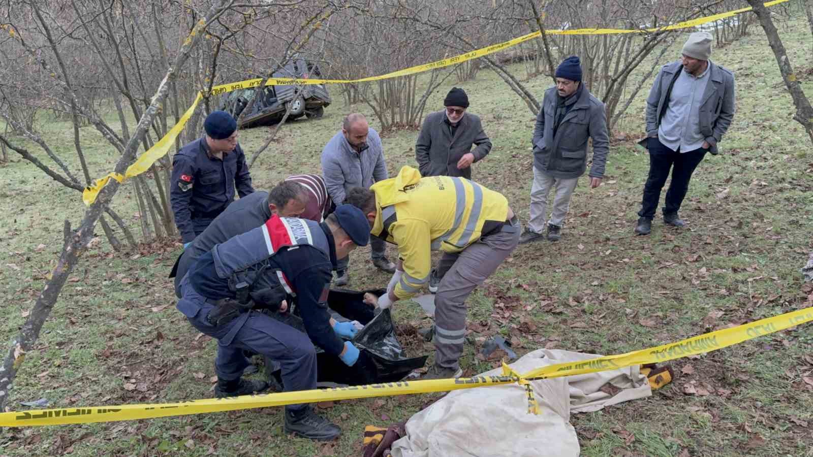 Yoldan çıkan araç 60 metrelik uçuruma yuvarlandı: 1 ölü, 2 yaralı
