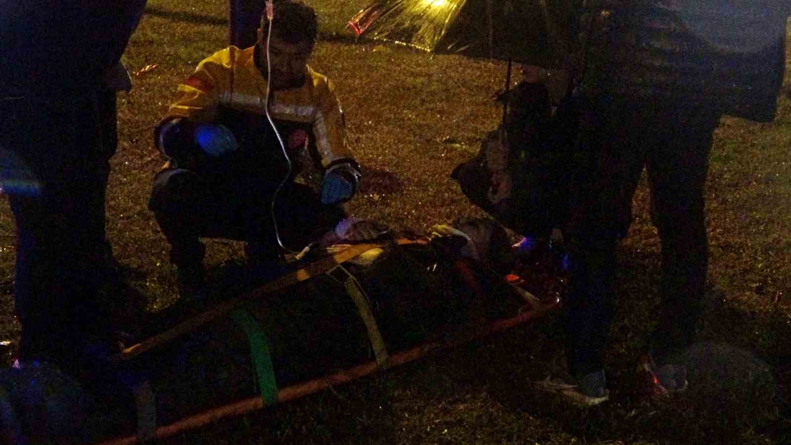 Yoldan çıkan lüks otomobil refüjdeki çukura düştü:3 yaralı
