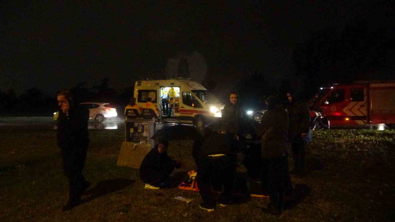 Yoldan çıkan lüks otomobil refüjdeki çukura düştü:3 yaralı
