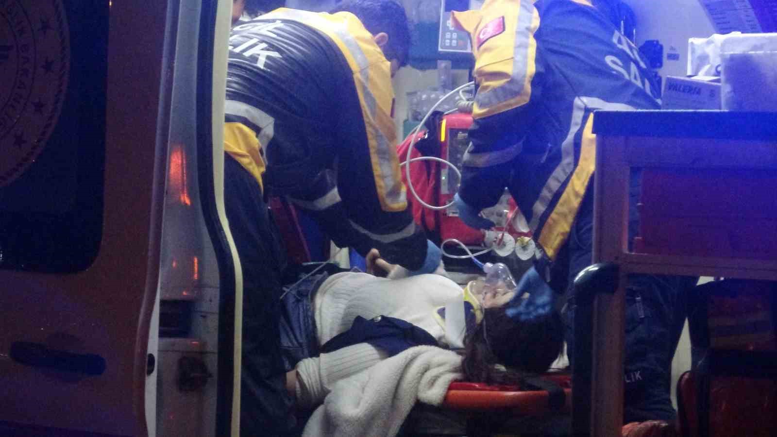 Yoldan çıkan lüks otomobil refüjdeki çukura düştü:3 yaralı
